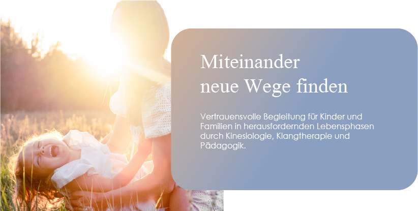 Mutter und Kind in Balance, Impulse Dörpen Eine Person hebt ein lachendes Kind an einem sonnigen Tag in einer natürlichen Umgebung hoch.